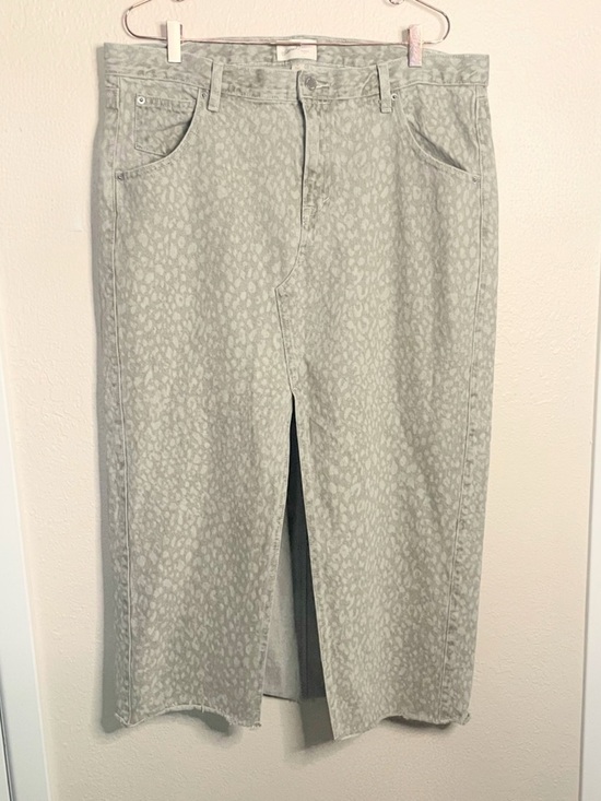 Universal Thread Dresses & Skirts - Universal Thread Gray Leopard Print Denim Midi Skirt Size 16